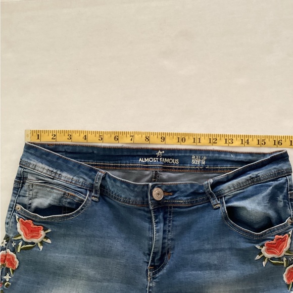 Almost Famous Embroidered Cropped Jeans Sz 14 - Picture 8 of 8